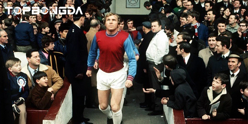 Bobby Moore - Huyền Thoại Bóng Đá Anh và Di Sản Vĩnh Cửu 2 Được gọi là coi là "King of the Hammers”